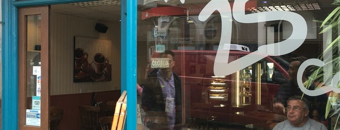 No 25 Cafe Bar is one of Posti che sono piaciuti a Plwm.