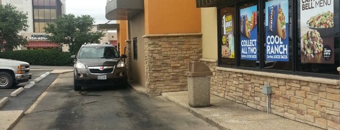 Taco Bell is one of Tempat yang Disukai Sean.