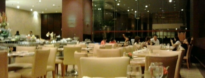 Seasons Cafe is one of Tempat yang Disukai Chanine Mae.