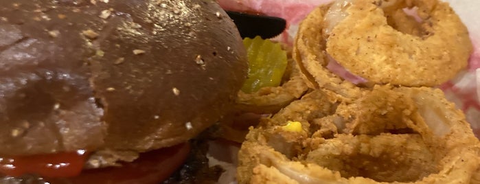 Village Burger is one of Frankさんのお気に入りスポット.