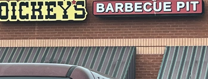 Dickey's Barbecue Pit is one of Lugares favoritos de Alex.