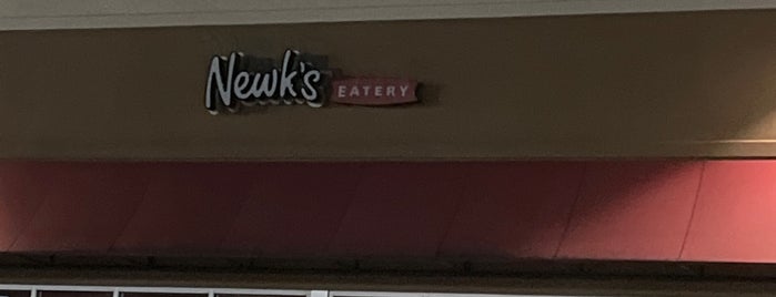 Newk's Eatery is one of Lugares favoritos de Jackie.