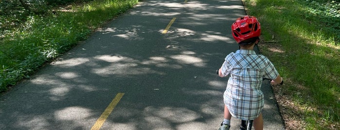 Minuteman Commuter Bikeway is one of bike adventures.