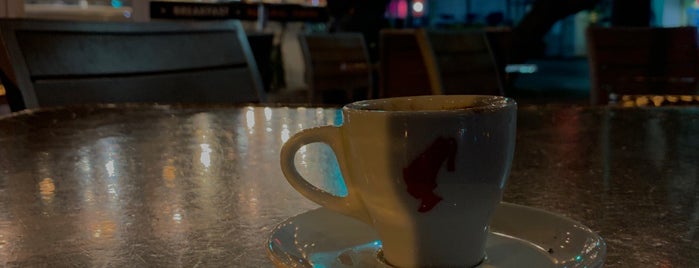 Cafe Del Mar is one of Posti che sono piaciuti a Eve.