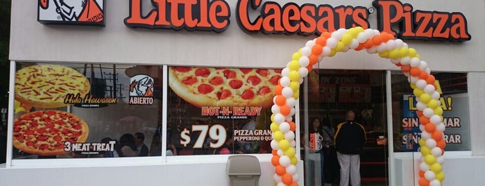 Little Caesars Pizza is one of สถานที่ที่ Adriana ถูกใจ.