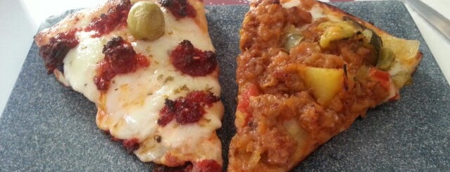 Pizza Tres i No Res is one of Posti che sono piaciuti a TravelThirst.