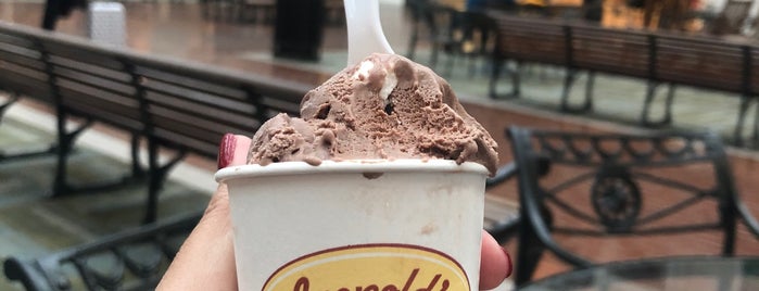 Leopold's Ice Cream is one of Orte, die Stacy gefallen.