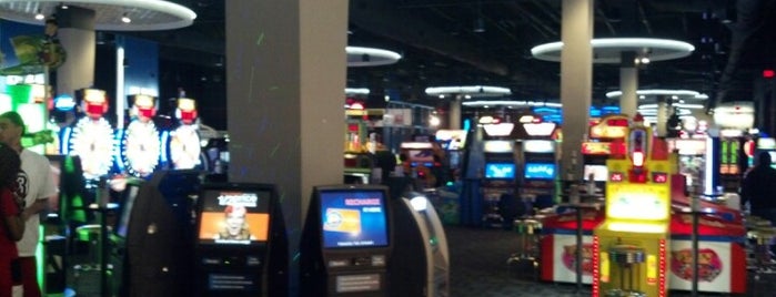 Dave & Buster's is one of Lieux qui ont plu à Russ.