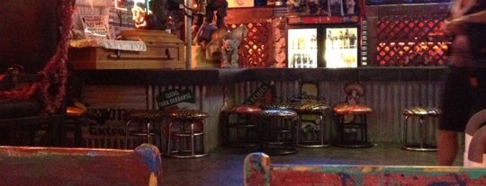 Giligin's Sand Bar & Shrimp Hut and Chuey's Midget Dwarf Bar is one of Drinking Made Easy.