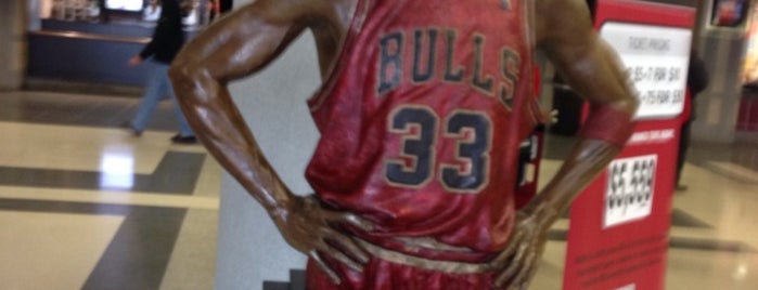 Scottie Pippen Statue by Julie Rotblatt-Amrany is one of Locais curtidos por Marlon.
