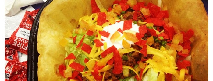 Taco Bell is one of Tempat yang Disukai Shank.