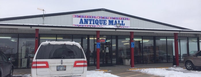 Paramount East Antique Mall is one of Brandi’s Liked Places.