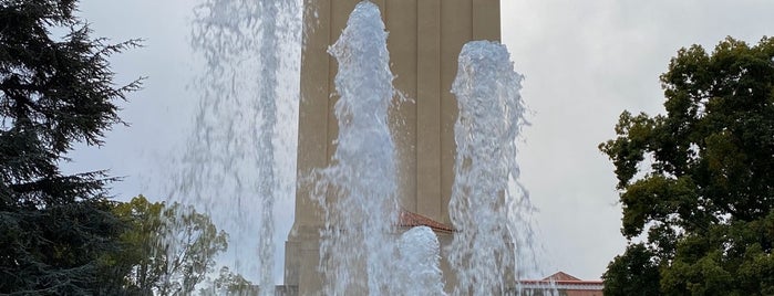 Hoover Fountain is one of Locais curtidos por Jennifer.