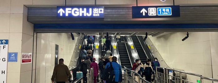 Xunlimen Metro Station is one of 伪铁一号线.