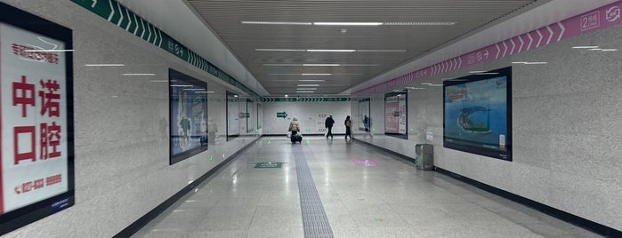 地铁常青花园站 Changqinghuayuan Metro Station is one of 伪铁二号线.