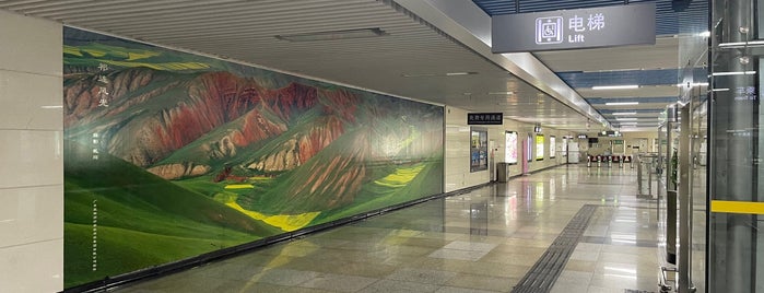 Yannan Metro Station is one of 深圳地铁 - Shenzhen Metro.