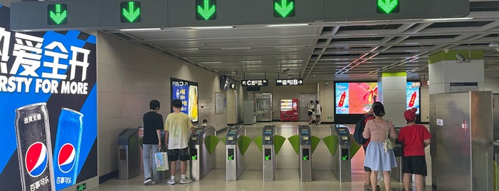 地铁楚河汉街站 Chuhehanjie Metro Station is one of 伪铁四号线.