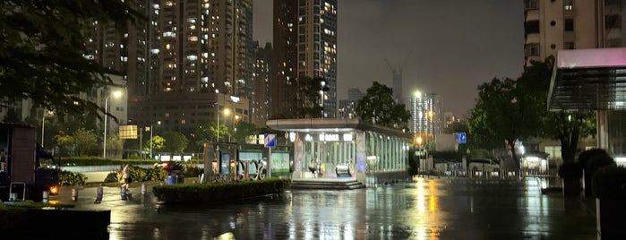 Ludancun Metro Station is one of 深圳地铁 - Shenzhen Metro.