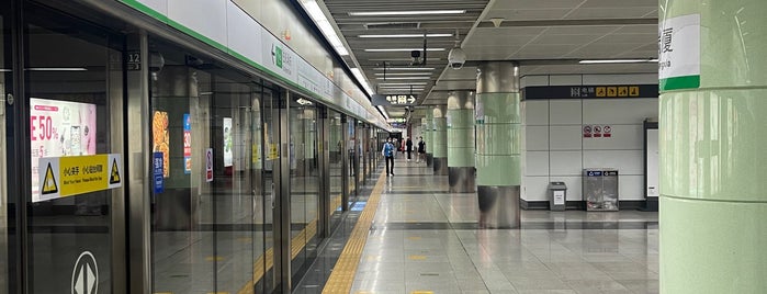 Gangxia Metro Station is one of 深圳地铁 - Shenzhen Metro.