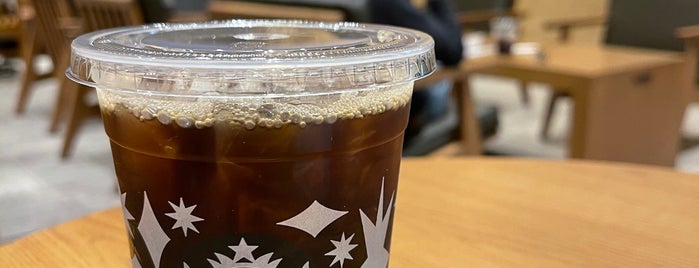 Starbucks is one of Ederさんのお気に入りスポット.