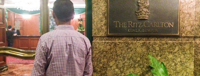 Ritz Carlton Hotel Lounge is one of Locais curtidos por Sada.
