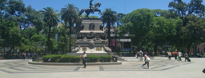 Plaza Gral. José de San Martín is one of Locais curtidos por Alexander.