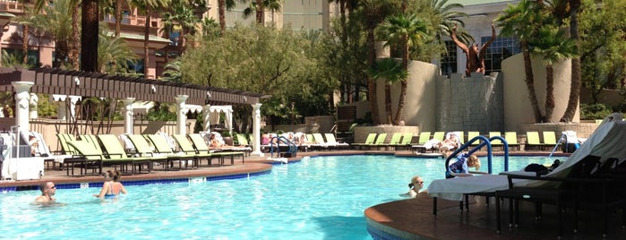 Pool Bar at Four Seasons Hotel Las Vegas is one of The 15 Best Places for Shrimp Wraps in Las Vegas.