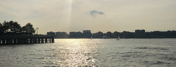 Lightship Frying Pan is one of สถานที่ที่ Brian ถูกใจ.