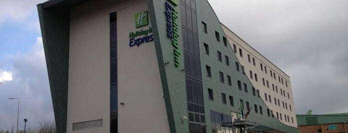 Holiday Inn Express is one of สถานที่ที่ Colin ถูกใจ.