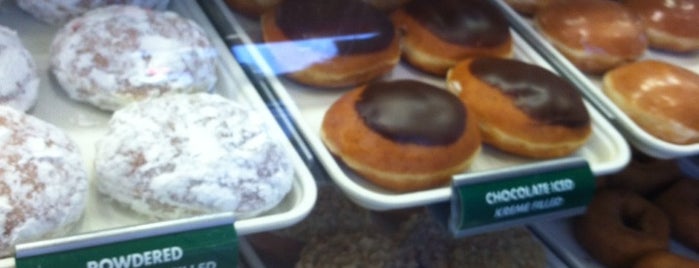 Krispy Kreme Doughnuts is one of Tempat yang Disukai Raquel.