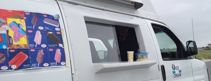 Ice Cream Truck is one of Locais curtidos por Ann.