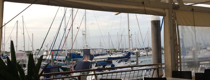 Moreton Bay Boat Club is one of Tempat yang Disimpan Jim.