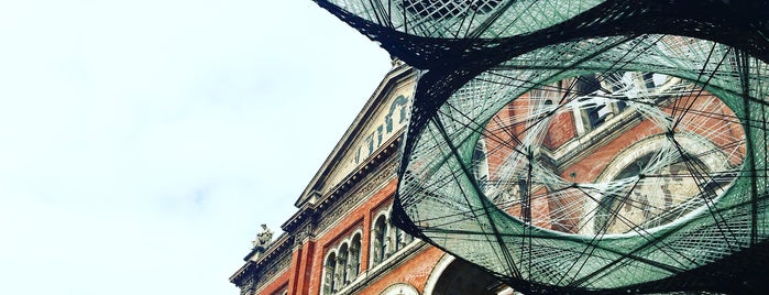 Victoria and Albert Museum (V&A) is one of Tempat yang Disukai Stavria.