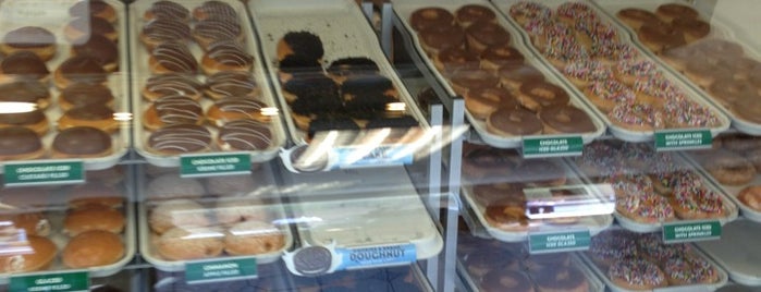 Krispy Kreme Doughnuts is one of Tempat yang Disukai Kimberly.