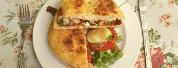 Pia's Trattoria Pasta & Panini Cafe is one of Locais curtidos por Todd.