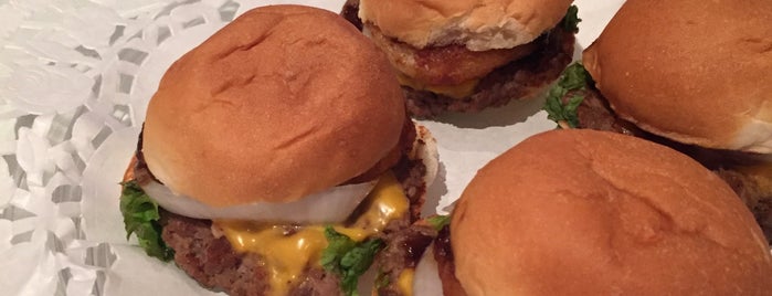 Burger & Burger is one of Fuad : понравившиеся места.