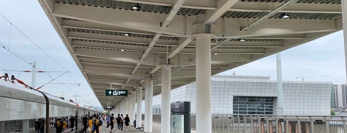 楽山駅 is one of Vivianさんのお気に入りスポット.