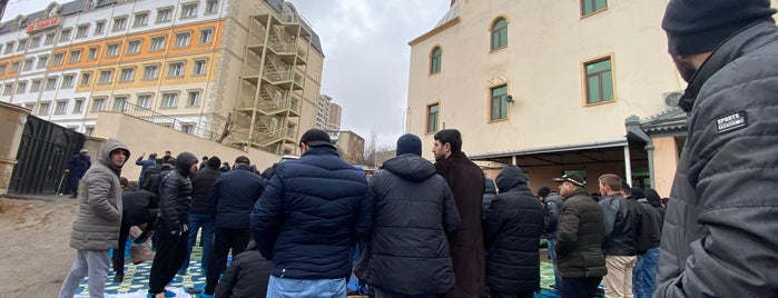 İlahiyyət Məscidi is one of Mosques in Baku.