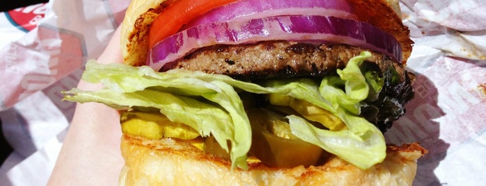 The Original WOW! Burger is one of Locais curtidos por Aimee.