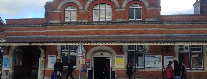 Salisbury Railway Station (SAL) is one of Tempat yang Disukai Jack.