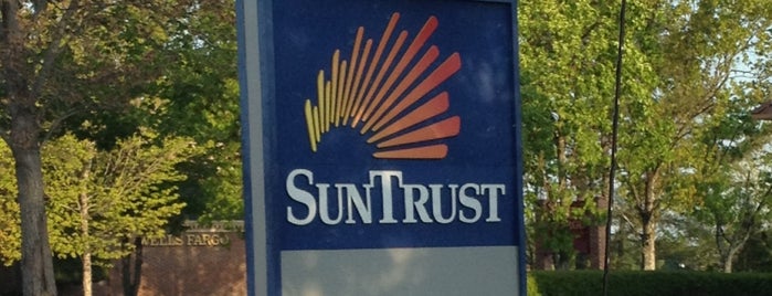 SunTrust Bank is one of สถานที่ที่ PJ ถูกใจ.
