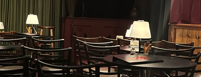 Flappers Comedy Club and Restaurant is one of jake'nin Beğendiği Mekanlar.
