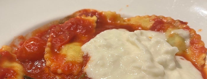La Pizza e la Pasta is one of Lugares favoritos de Allison.