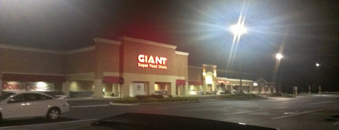 Giant Super Food Store is one of สถานที่ที่ Kevin ถูกใจ.
