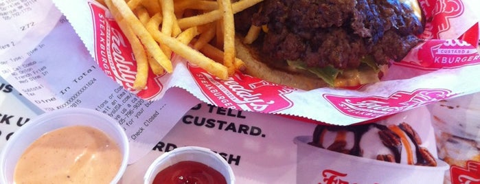 Freddy's Frozen Custard and Steakburgers is one of สถานที่ที่ lt ถูกใจ.