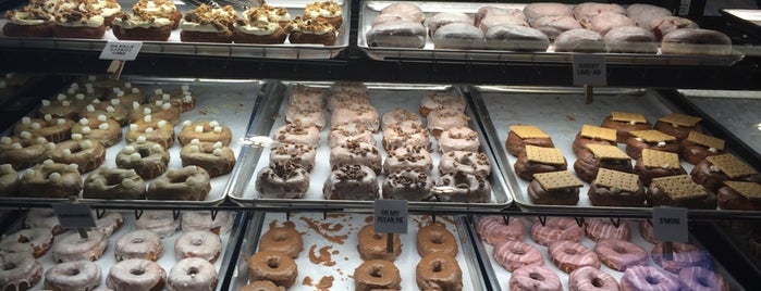 Glazed and Confuzed Donuts is one of Lugares guardados de Rayna.