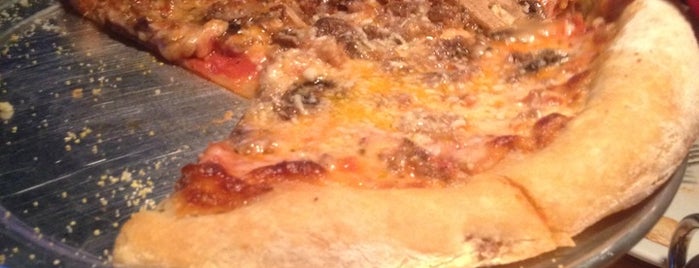 Patxi's Pizza is one of Locais curtidos por Leah.
