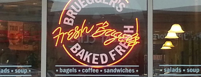 Bruegger's Bagels is one of Lugares favoritos de Harry.