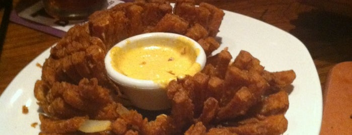 Outback Steakhouse is one of Lieux qui ont plu à Macy.