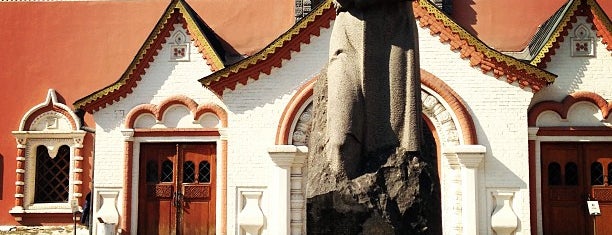Galería Tretyakov is one of Lugares favoritos de Oksana.